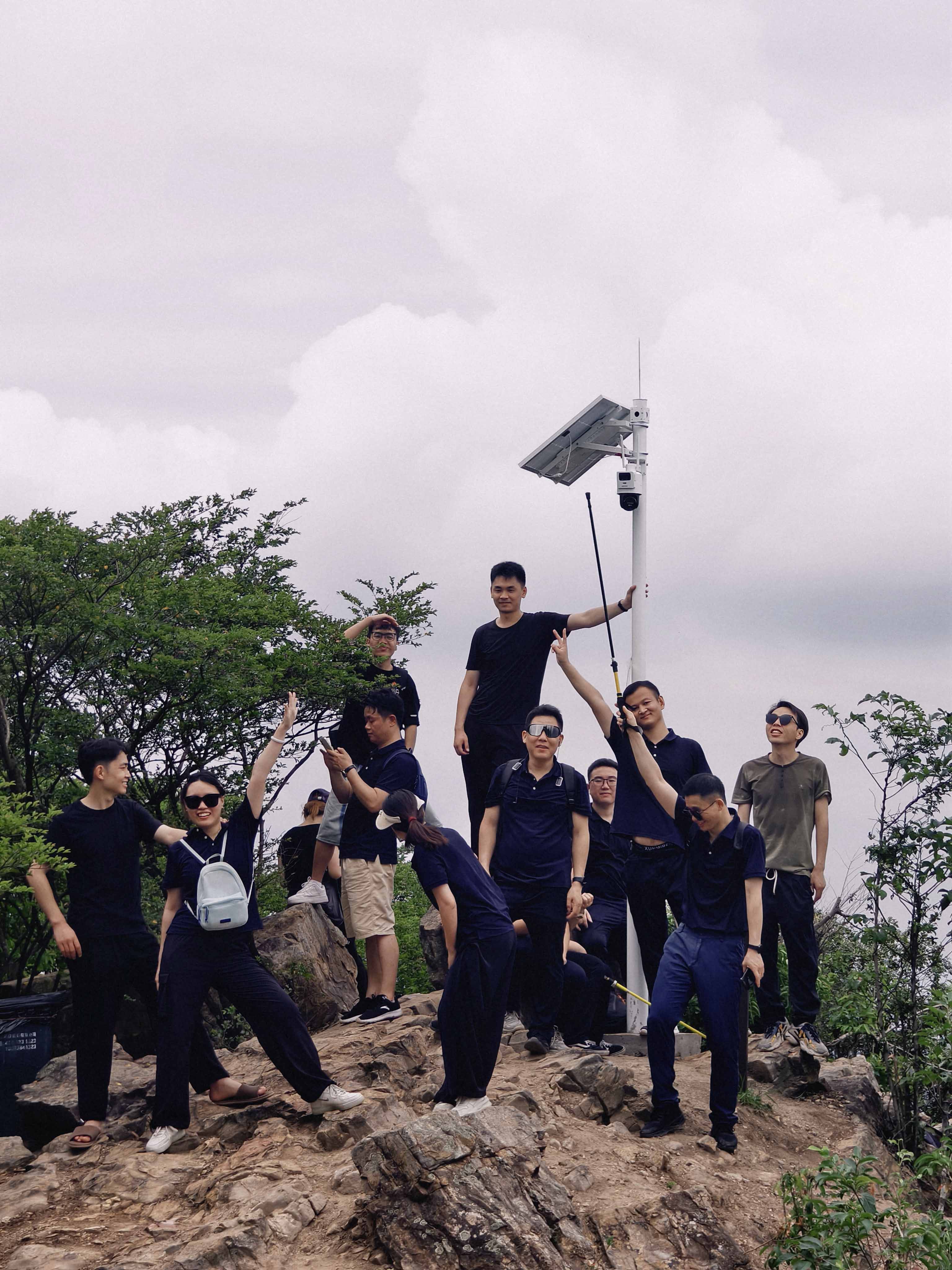 久信达科技公司员工齐聚光明区蠄蜍石，开启活力爬山之旅暨团建活动(图4)